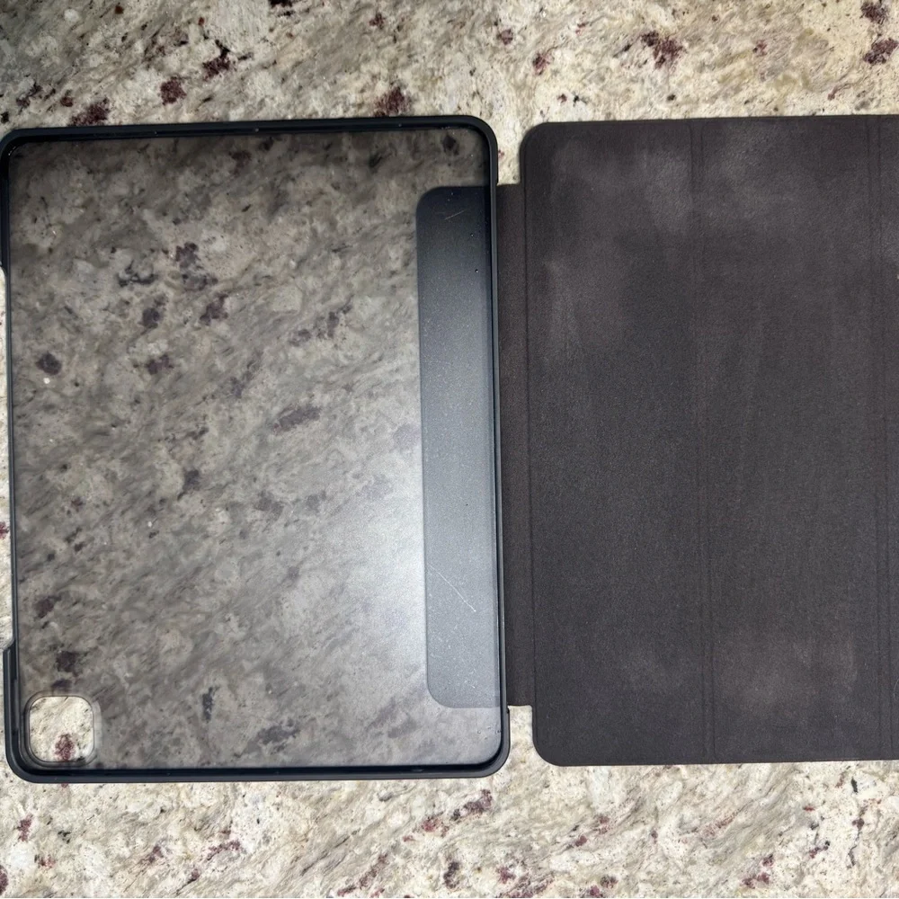 Black iPad Pro 6th Gen Folio Case